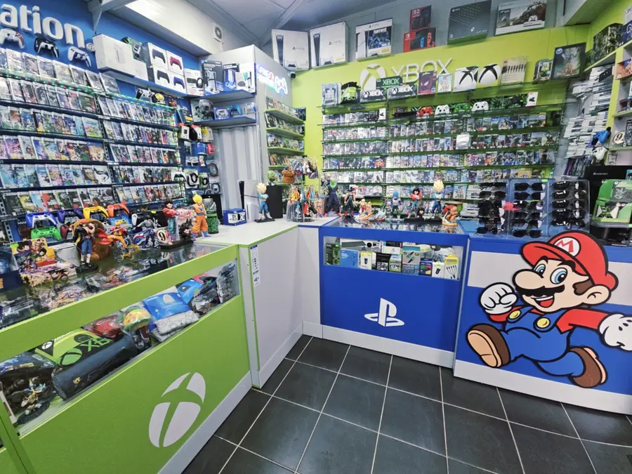 Wnętrze sklepu Music Game Szczecin z grami, konsolami, akcesoriami i figurkami